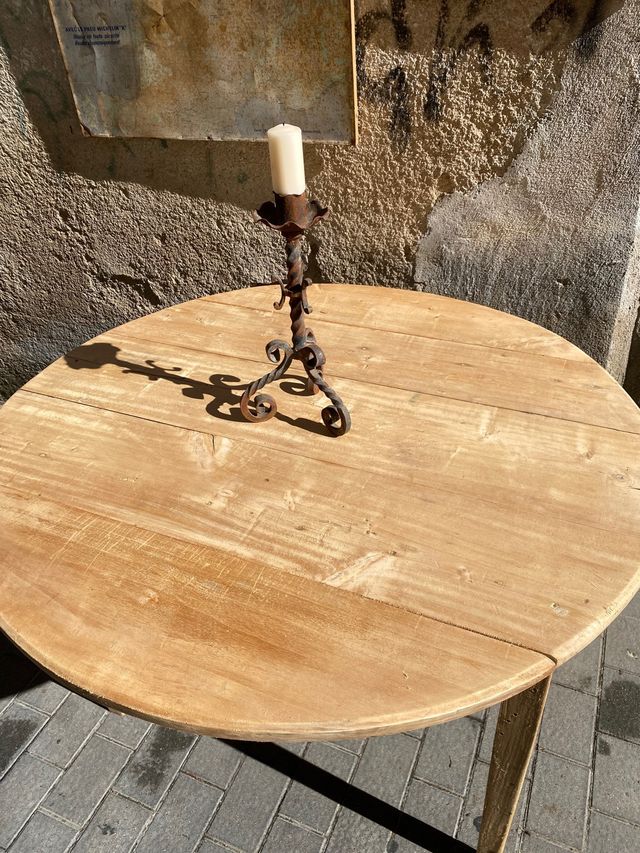 Mesa rústica antigua de masía. restaurada
