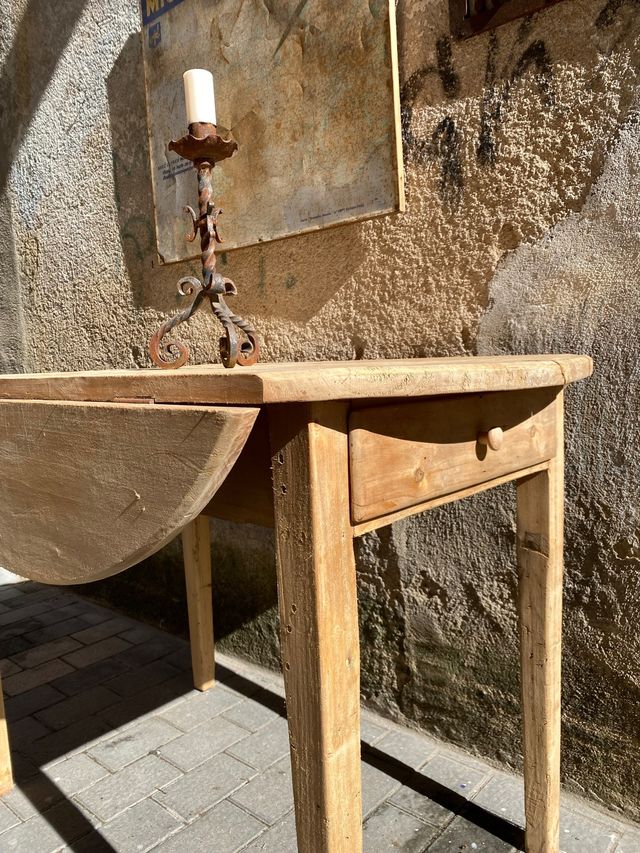 Mesa rústica antigua de masía. restaurada
