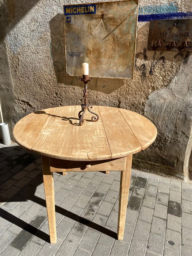 Mesa rústica antigua de masía. restaurada