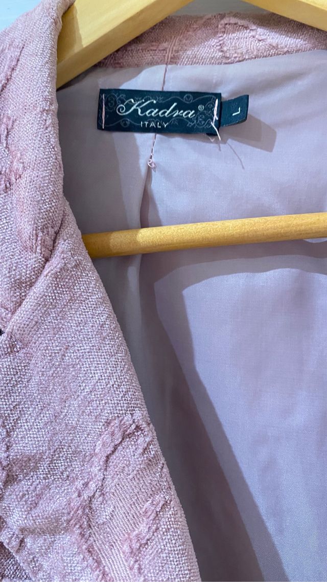 chaqueta entallada color rosa