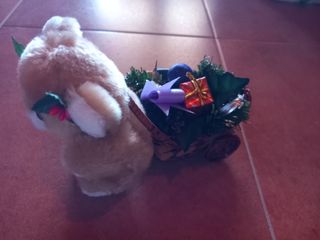 PELUCHE CON CARRITO DE REGALOS