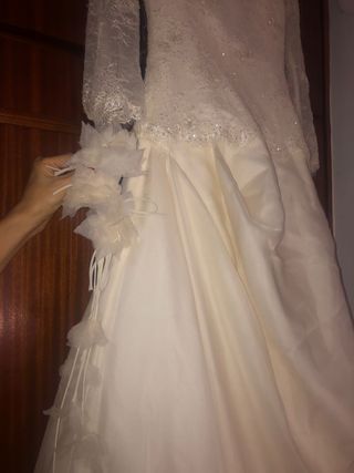 vestido de novia y velo bordado