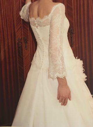 vestido de novia y velo bordado