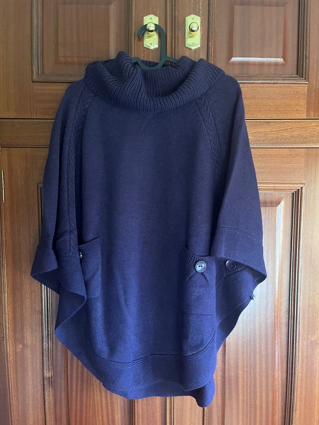 Poncho de lana color violeta.Talla única.