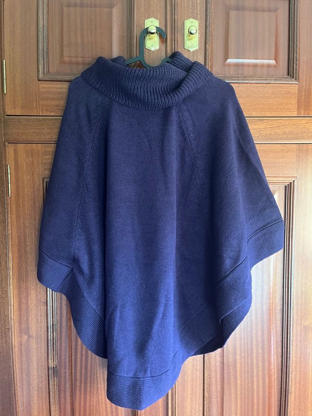 Poncho de lana color violeta.Talla única.