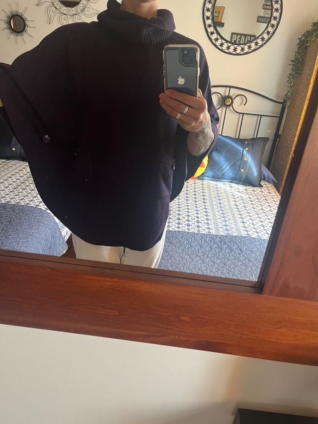 Poncho de lana color violeta.Talla única.