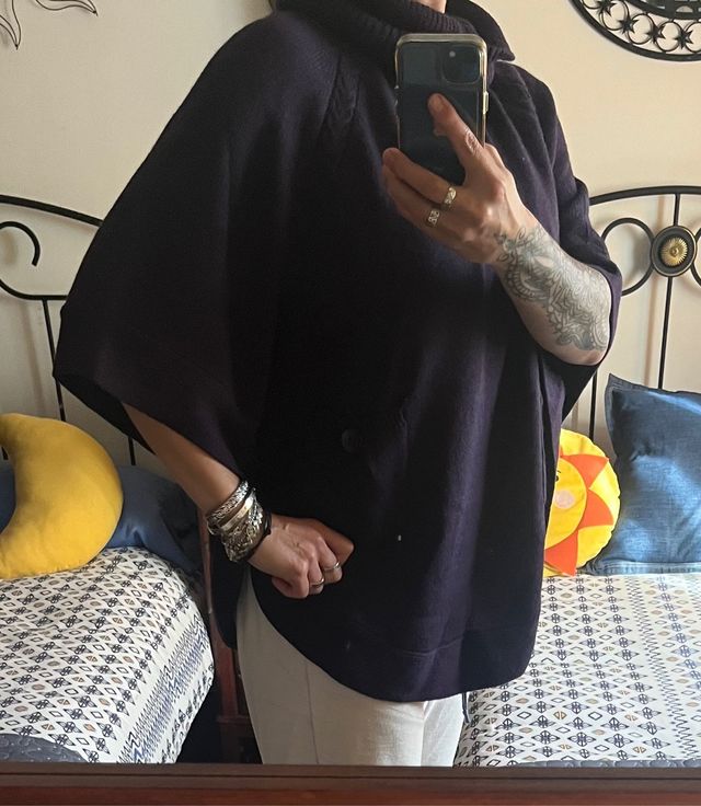 Poncho de lana color violeta.Talla única.