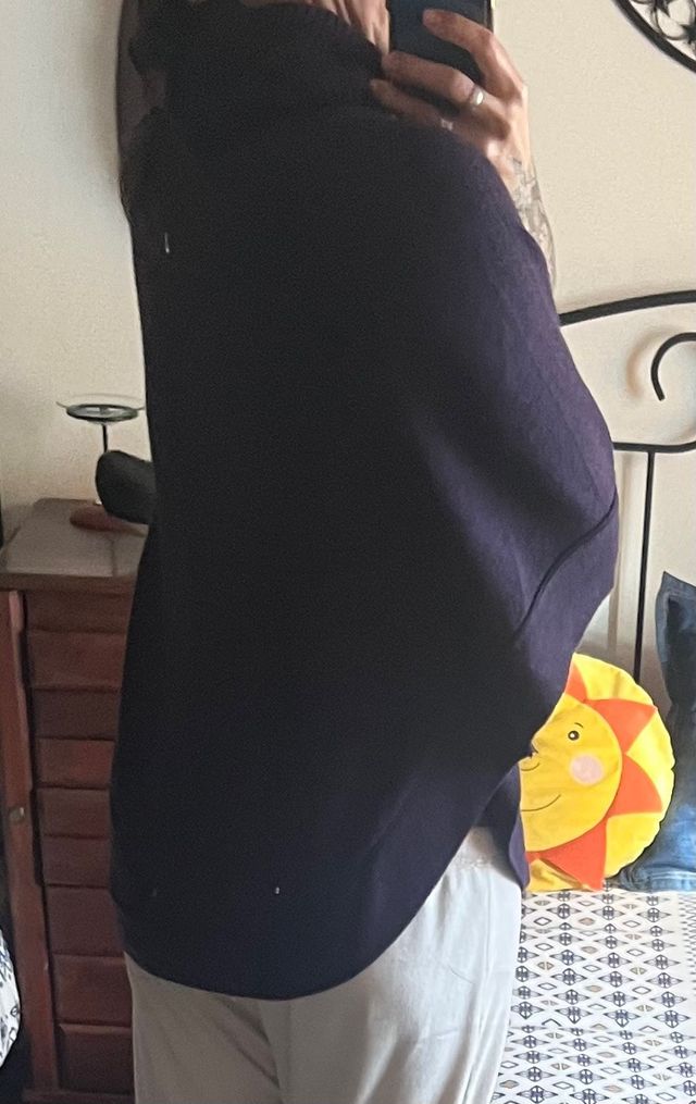 Poncho de lana color violeta.Talla única.