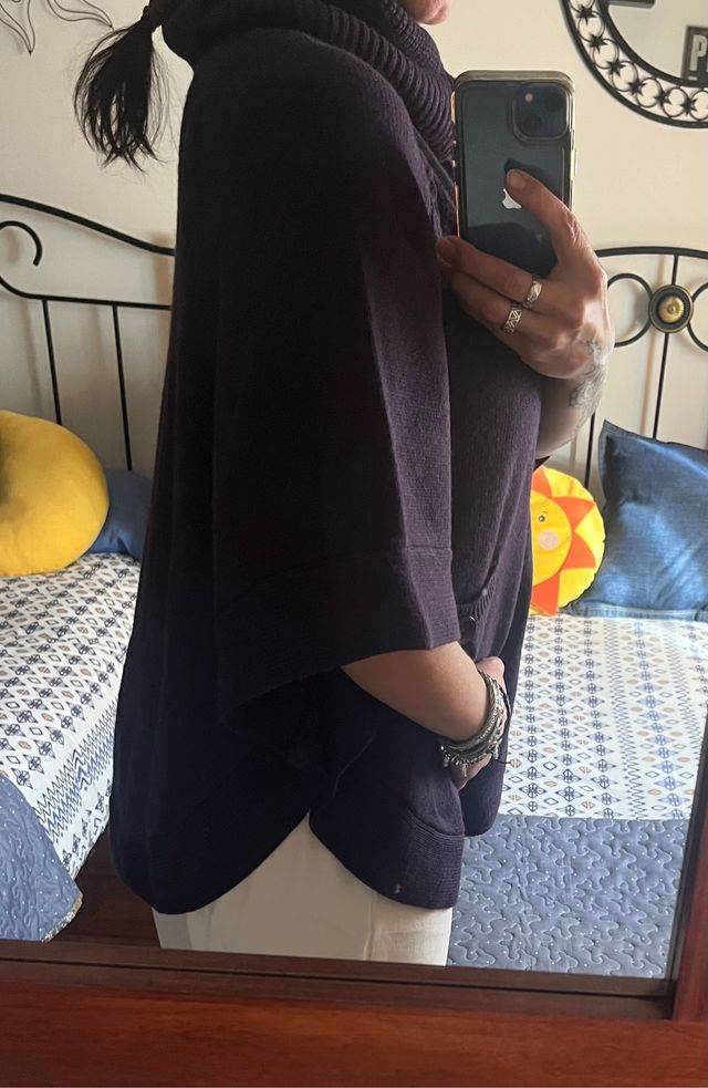 Poncho de lana color violeta.Talla única.