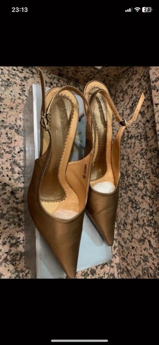 Zapatos de tacón dorado a estrenar