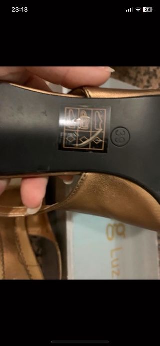 Zapatos de tacón dorado a estrenar