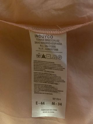 Camisa elegante, bonitos detalles de flores.