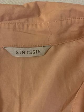 Camisa elegante, bonitos detalles de flores.