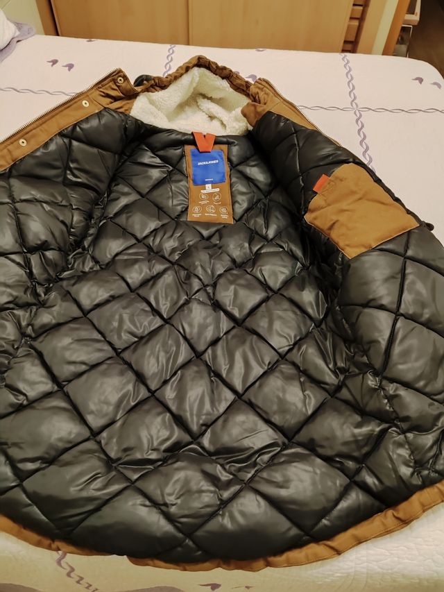 Cazadora con capucha