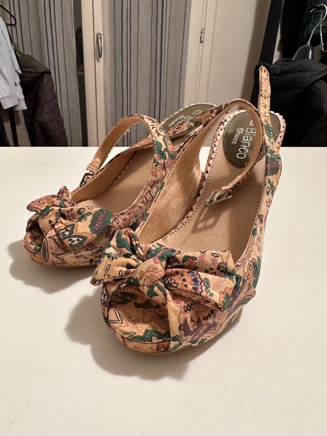 Sandali con tacco e motivo floreale