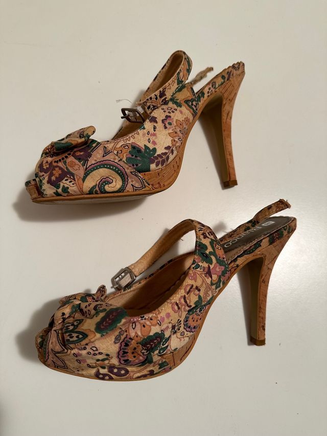 Sandali con tacco e motivo floreale
