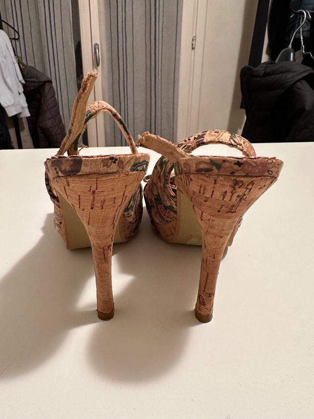 Sandali con tacco e motivo floreale