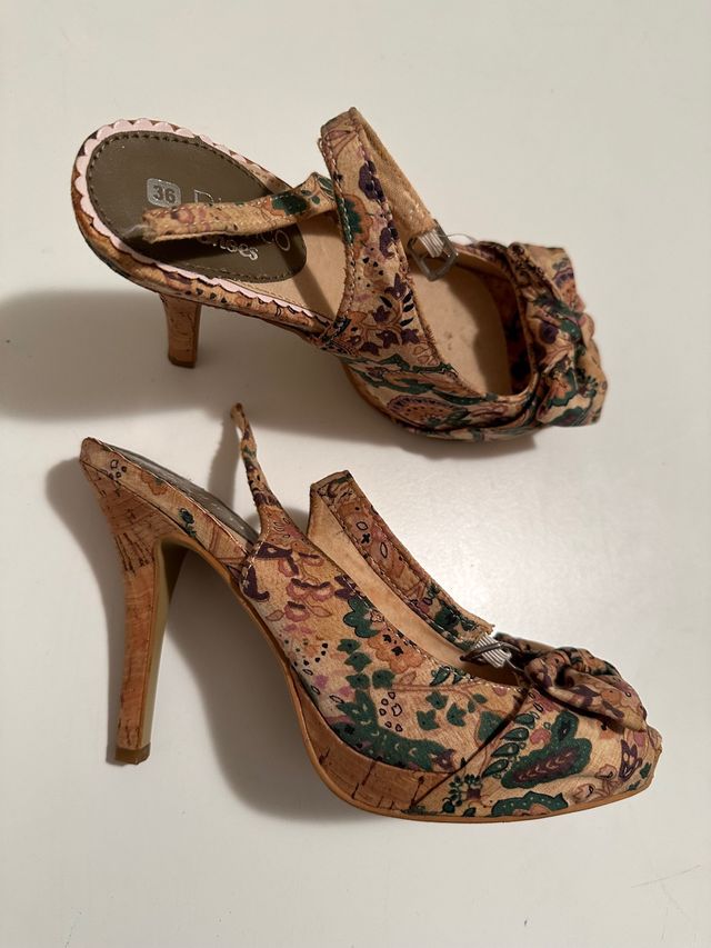 Sandali con tacco e motivo floreale