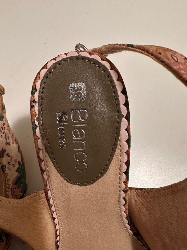 Sandali con tacco e motivo floreale