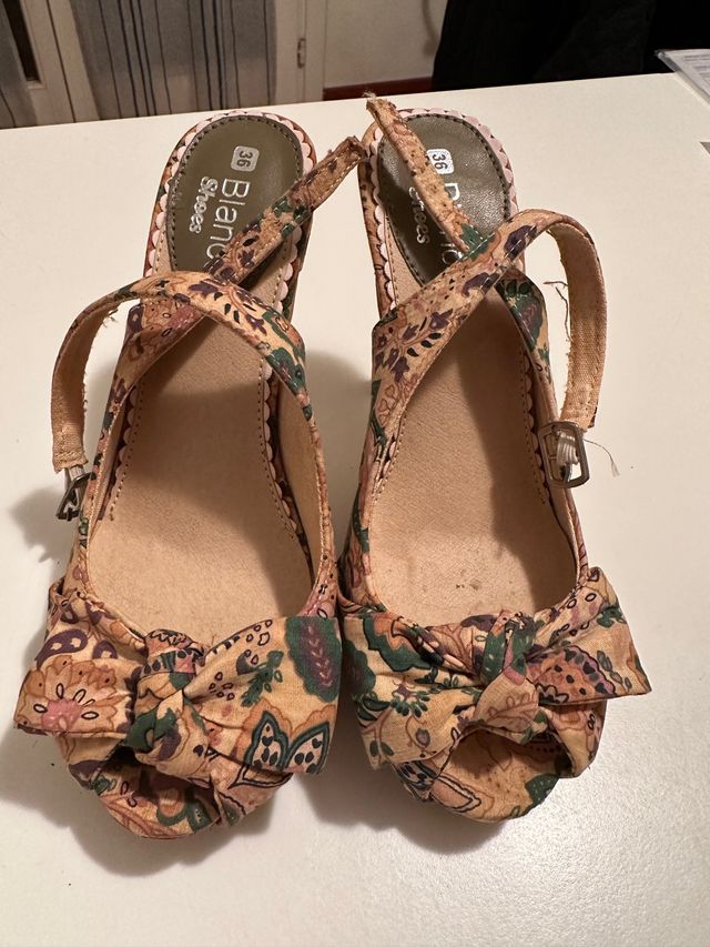 Sandali con tacco e motivo floreale