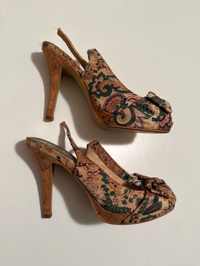 Sandali con tacco e motivo floreale