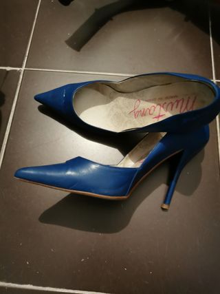 Zapato azul de tacón.