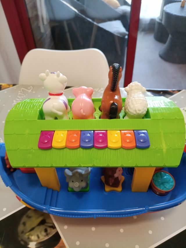 Arca musical con piano y animales