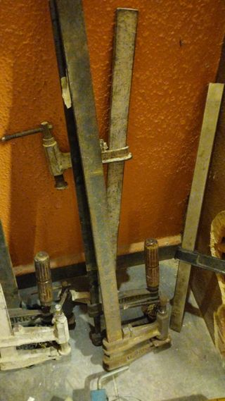 gatos de obra de hierro, sargentos.