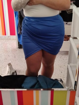 Falda azul eléctrico