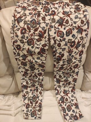 Pantalón estampado floral Zara