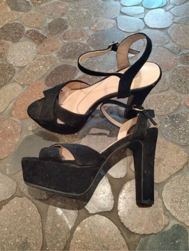 sandalias negras de tacón alto, usadas