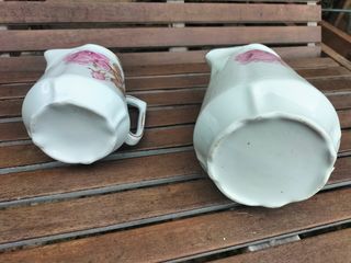 Servicio de mesa. Pareja de jarras. Porcelana.