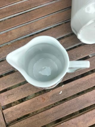 Servicio de mesa. Pareja de jarras. Porcelana.