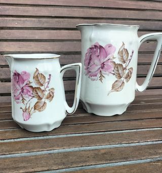 Servicio de mesa. Pareja de jarras. Porcelana.