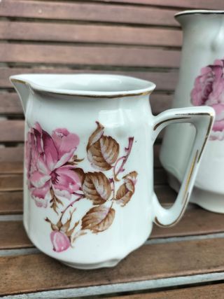 Servicio de mesa. Pareja de jarras. Porcelana.