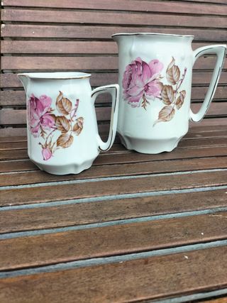 Servicio de mesa. Pareja de jarras. Porcelana.