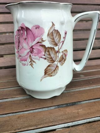 Servicio de mesa. Pareja de jarras. Porcelana.