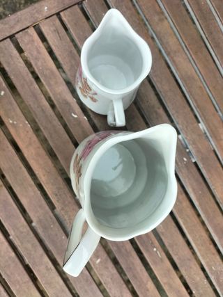 Servicio de mesa. Pareja de jarras. Porcelana.