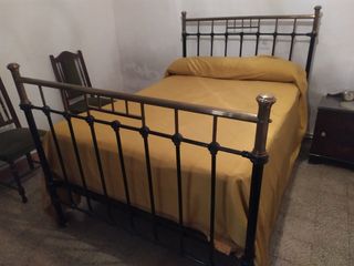 Cama muy  antigua forja y dorado 1,35 x 2 m.