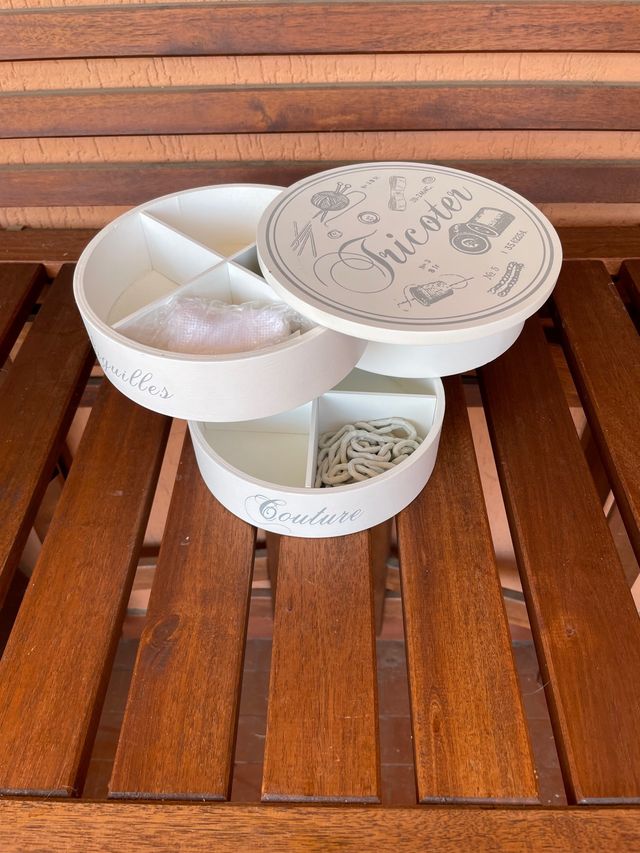 Scatola per cucito in legno con tre cassetti