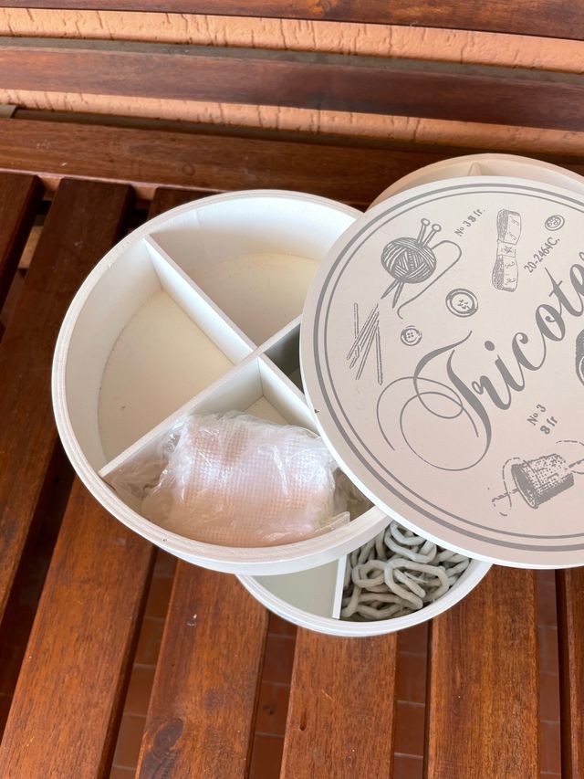 Scatola per cucito in legno con tre cassetti