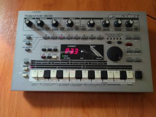 Roland MC-303 Groovebox
