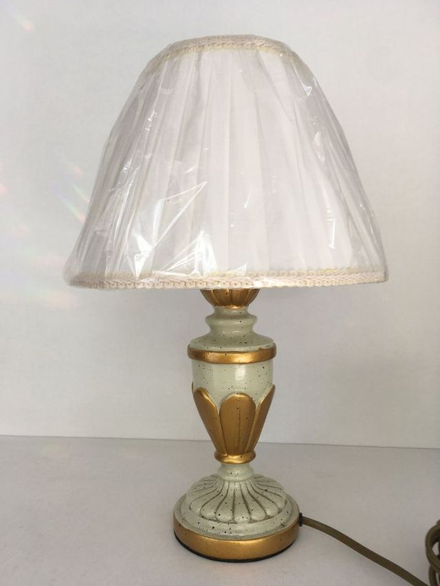 Lampada tavolo in resina e paralume