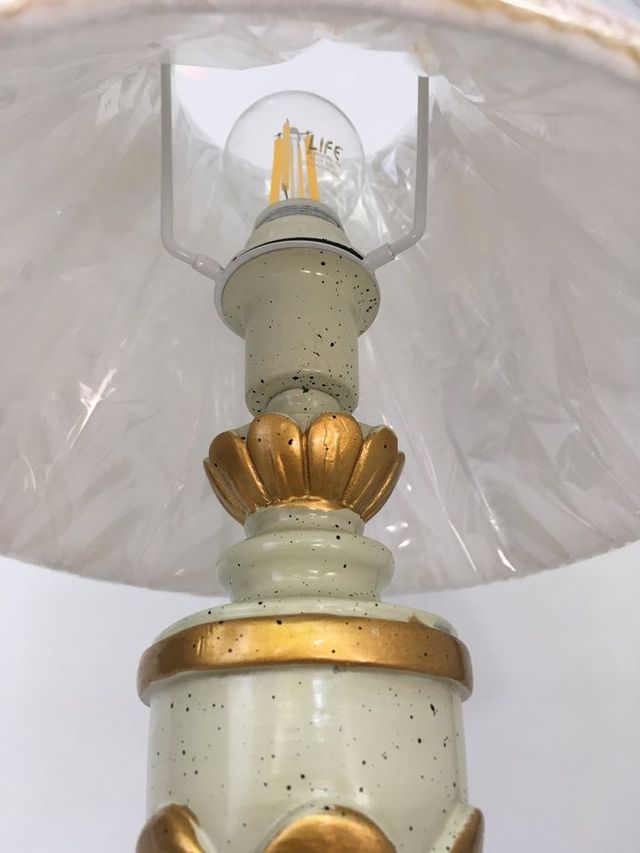 Lampada tavolo in resina e paralume