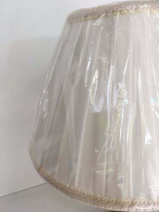 Lampada tavolo in resina e paralume