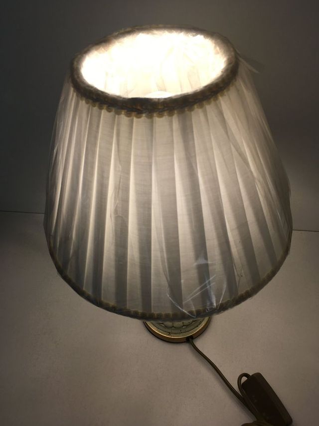 Lampada tavolo in resina e paralume