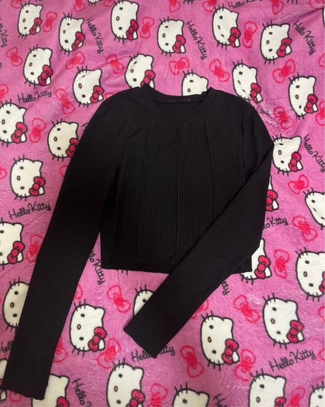 camiseta negra apretada