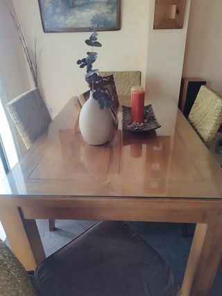 Mesa de madera maciza y 4 sillas