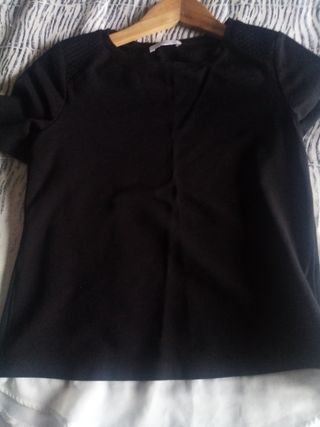 Camiseta negra con gasa blanca