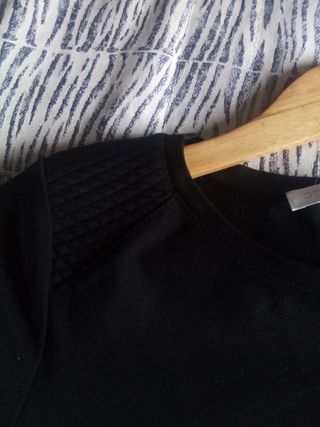 Camiseta negra con gasa blanca